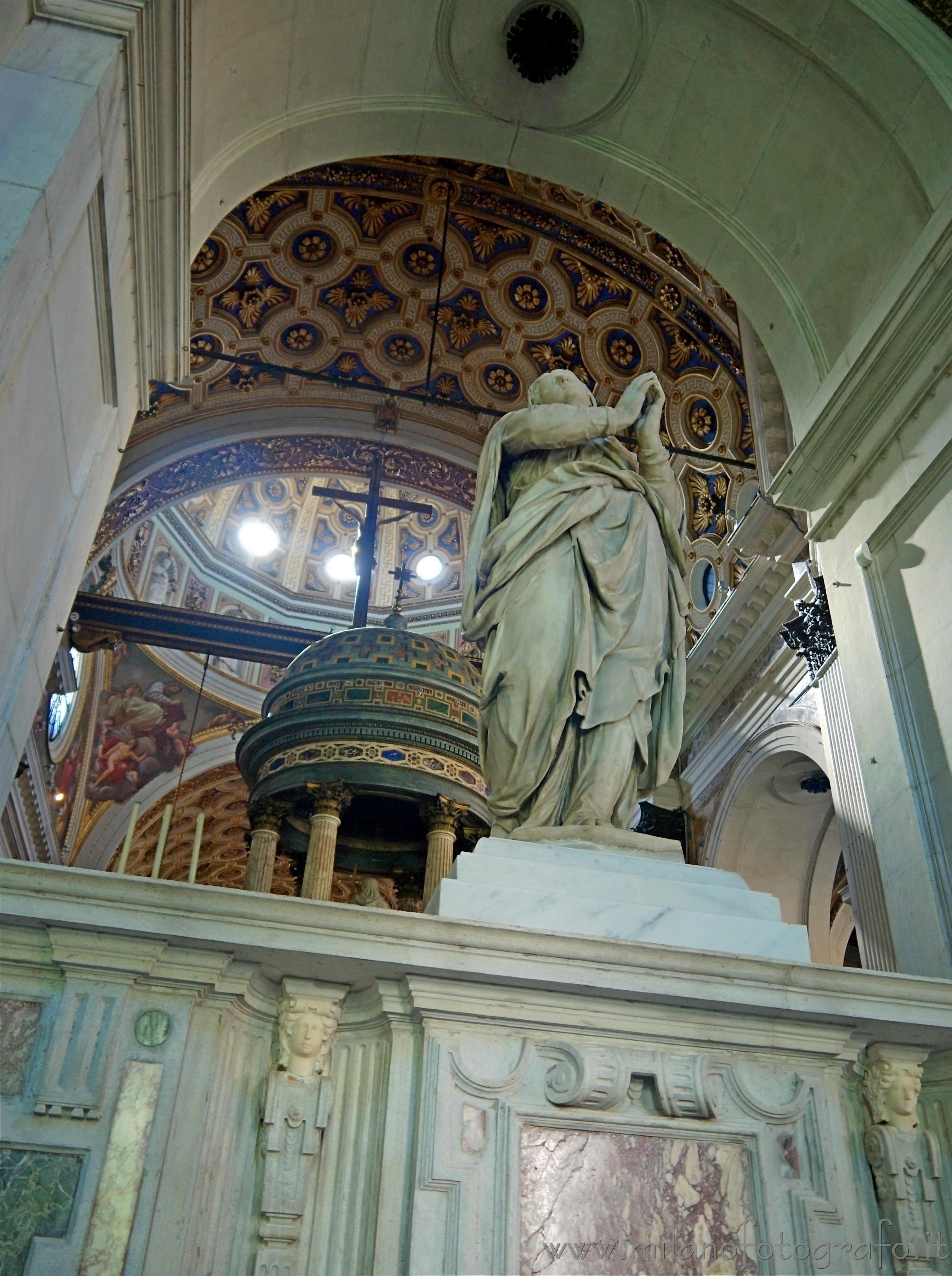 Milano - Statua all'interno di Santa Maria dei Miracoli